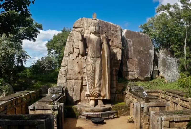 Statue du Bouddha d'Aukana